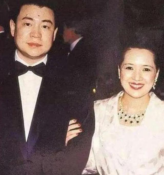 港圈女星是怎么被*养包**的？