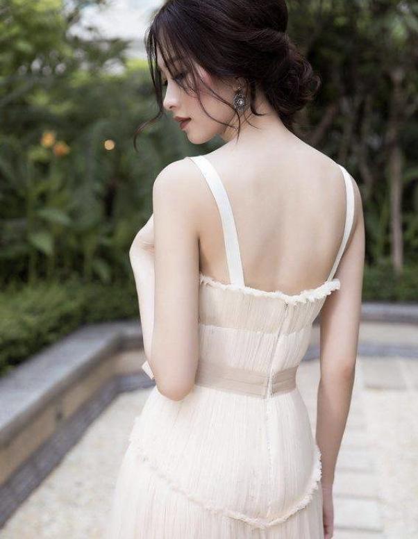 脊柱侧弯背部靠墙,脊柱侧弯让背部肌肉不一样