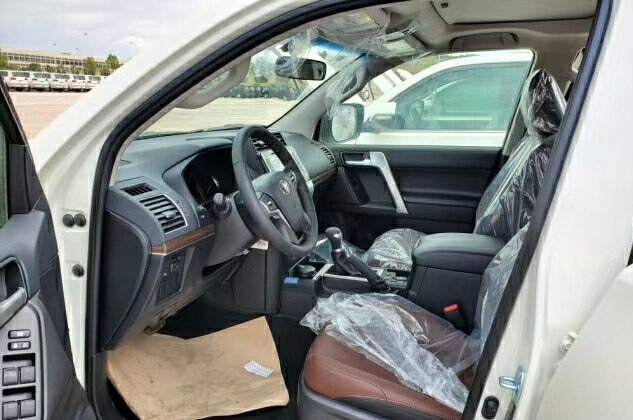 新款丰田霸道：2.8T+四驱，落地56万，造型比GX还霸气