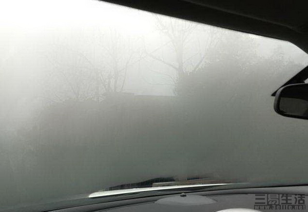 为什么车窗内起雾,夏天车窗起雾的物理原因