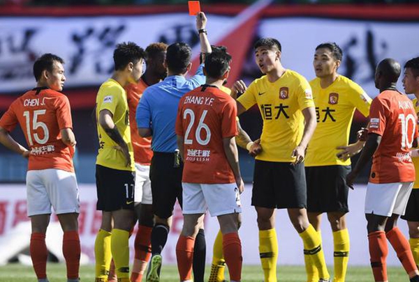 中超裁判争议判罚+红牌屡禁不止恒大鲁能输掉联赛第一场比赛
