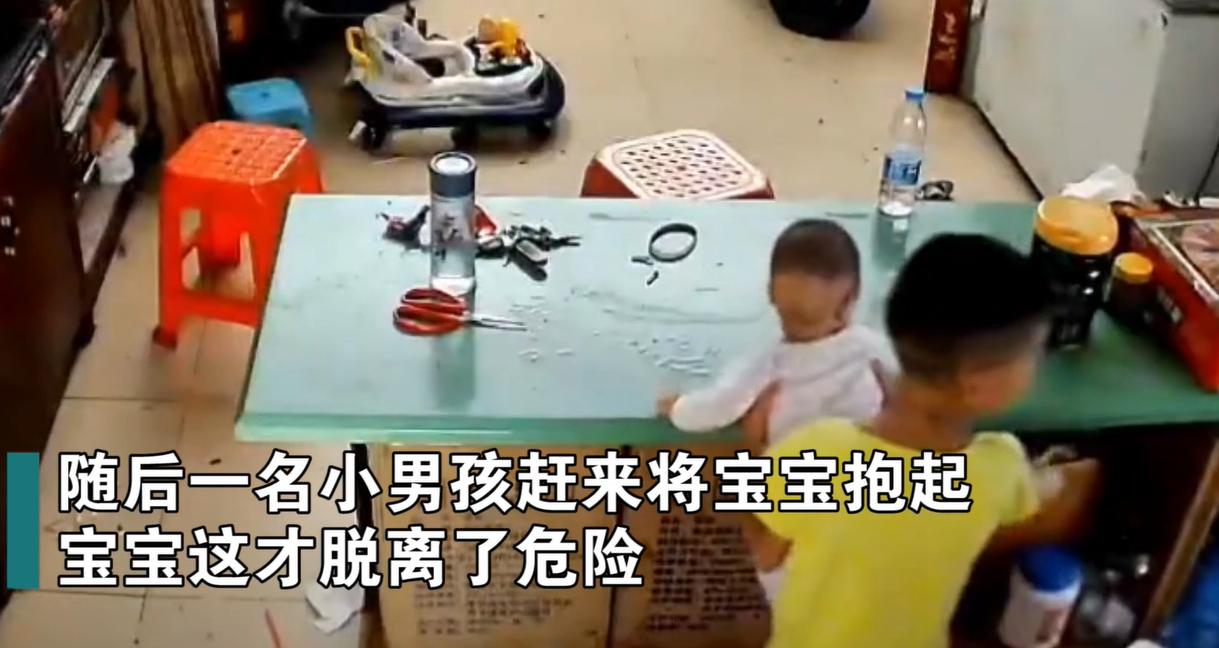 穿尿不湿小孩举杠铃大叫,一个穿尿不湿孩子爬单杠