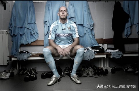 曾经风靡98世界杯的彩色pumaking,如今低调变身成贝莱林小黑鞋