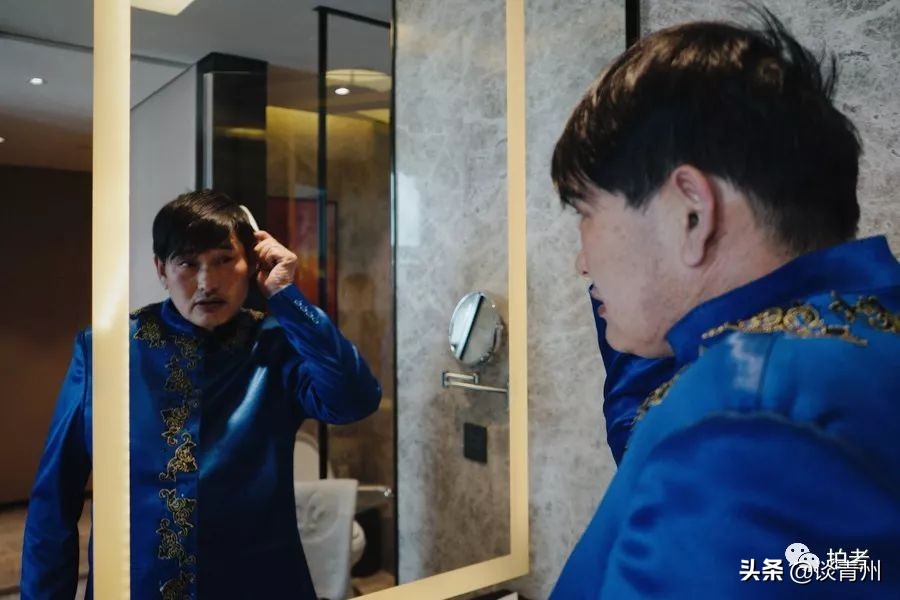 大衣哥朱之文买新车引围观,大衣哥朱之文被农民围观