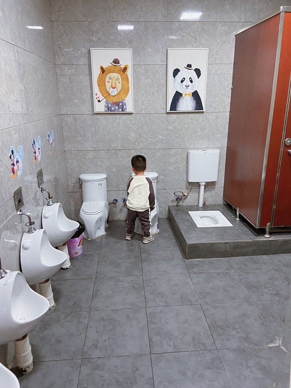 给大孩子穿纸尿裤如厕训练重要性,怎么教让宝宝自己学会穿纸尿裤