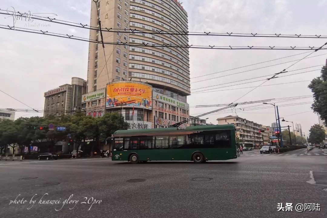杭州还有带辫子的电车吗,杭州街上电线