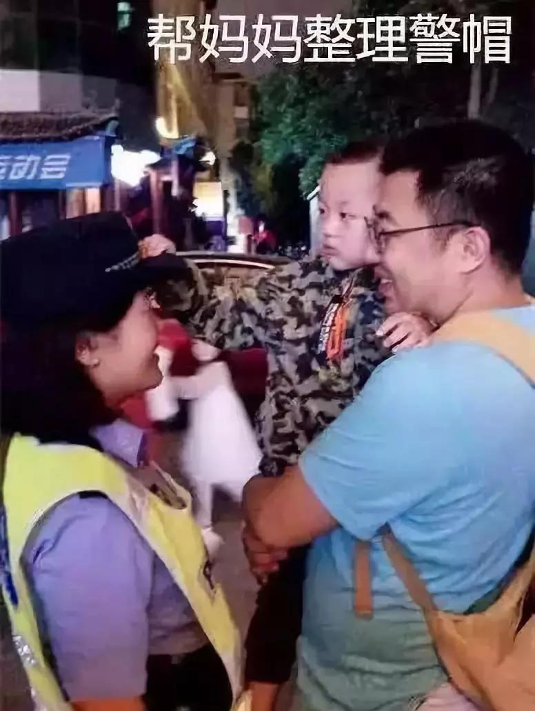 男子开车在路上遛马,男子开车在路上溜马