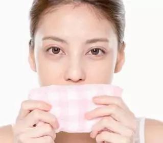 如何让你的嘴唇在冬天水润不干裂,嘴唇干裂怎么办教你一招超级管用