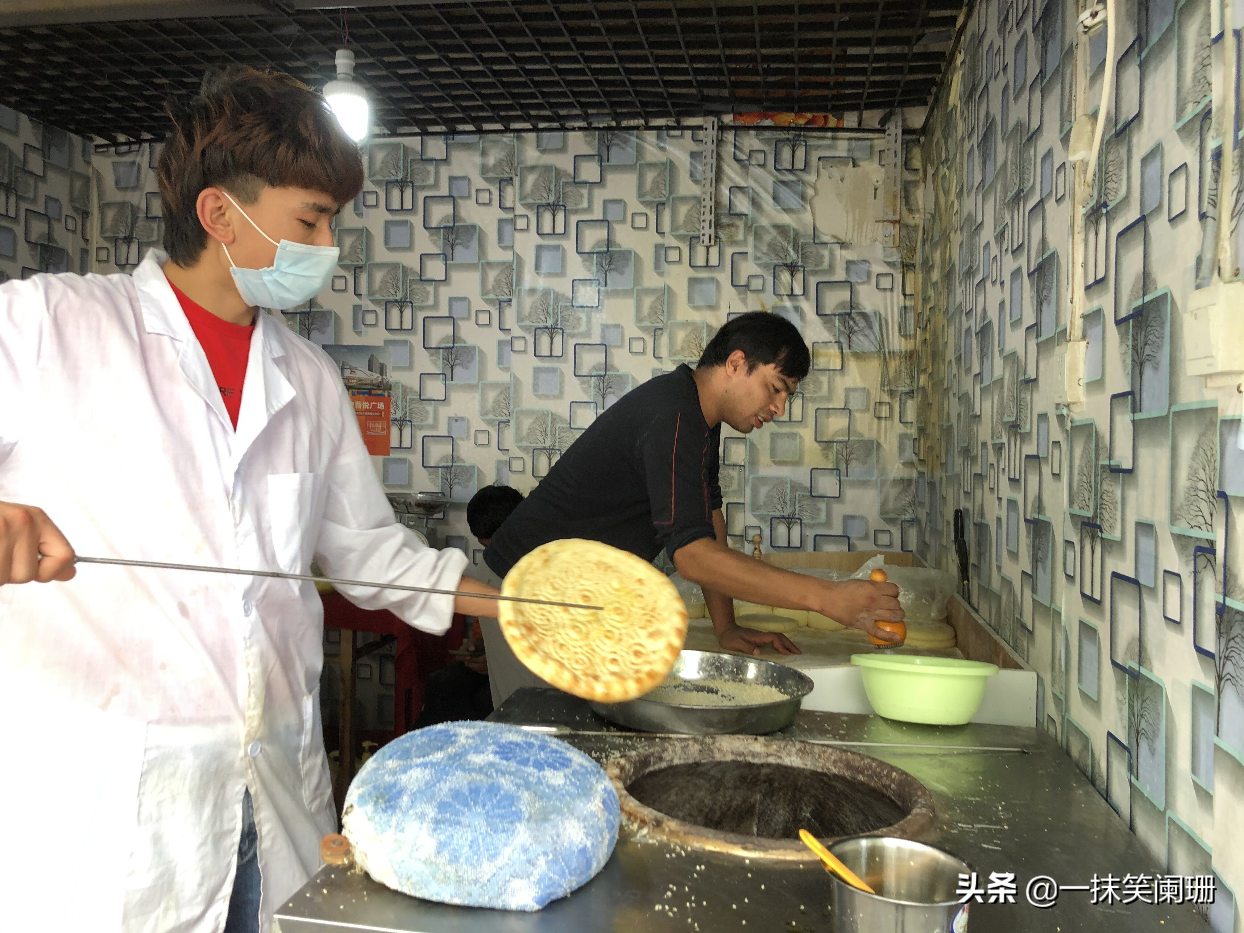 小区里新开了家烤肉店,乌鲁木齐有一个特别火馕店