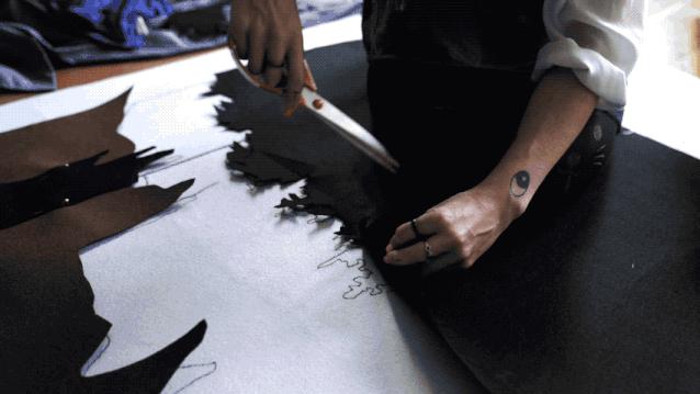 艺术家用一块布打造便利店、情趣用品店...生意却异常火爆