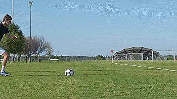 足球常用的传球方式,足球运球传球技巧