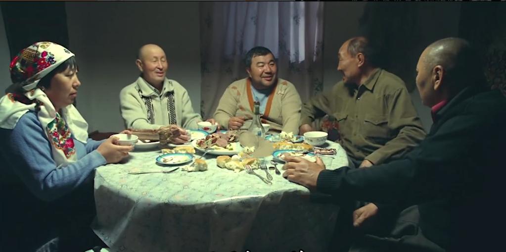 75岁老头被狼群追杀徒手大战狼群,放羊老汉遭遇狼群