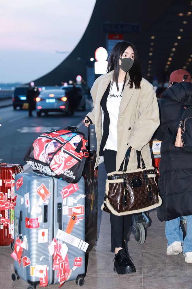 李菲儿机场豹纹,李菲儿最新机场穿衣搭配