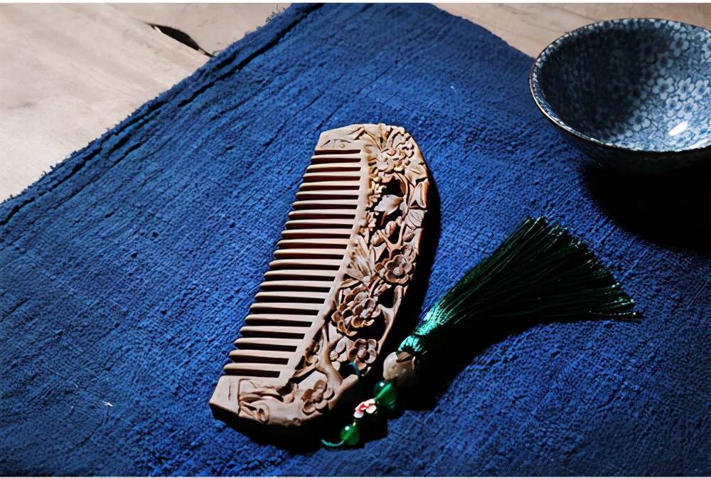 晚上睡觉长头发要怎么防止打结,长头发打结很毛躁留什么发型好看