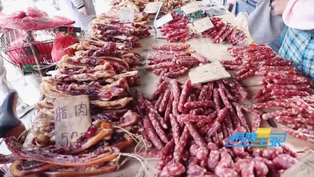 又到熏腊肉灌香肠的时节,做好的香肠在家熏腊肉