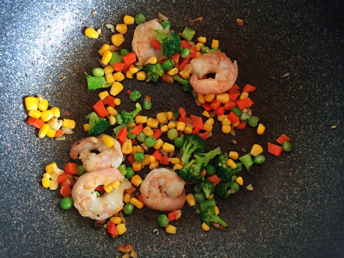 超市冷冻虾仁什锦玉米的家常做法,清淡鲜美又营养的清炒虾仁
