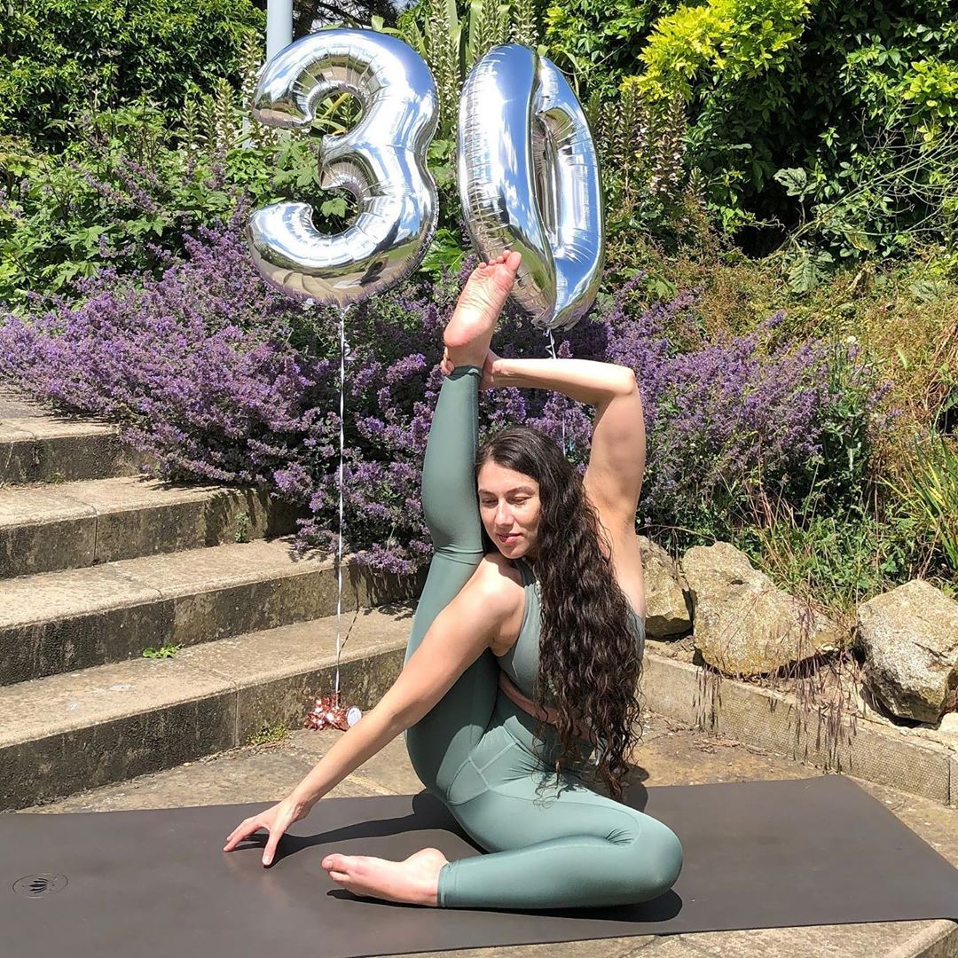 “人间芭比”Lisa又出来撩人了！穿皮草大衣高级又时髦，太美了