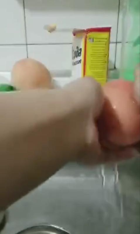 为什么用食用碱洗桃子变绿了,用碱面洗桃子变黑了还能吃吗