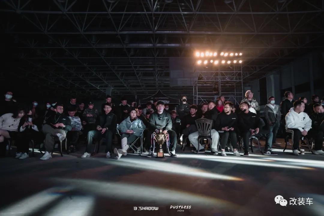 金杯海狮能推着么,金杯海狮可以坐几个人