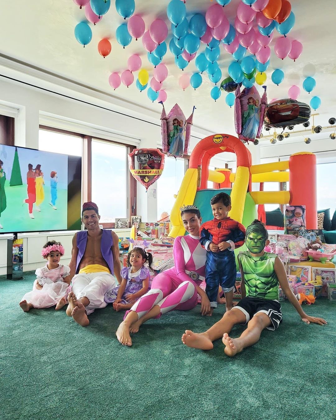 c罗为大儿子庆生,c罗为小朋友做庆祝动作