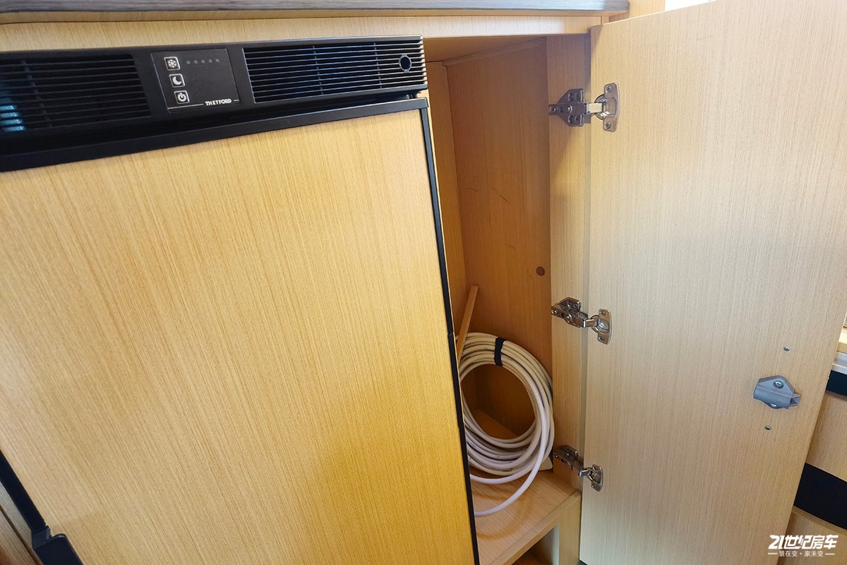 想要大空间?没门!恒温系统打造舒适二人世界,卫航V590B型房车