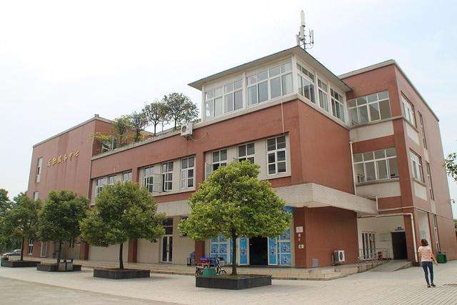 四川育英医科校收费多少,四川育英医科校升学率高不