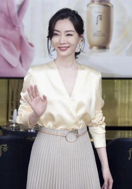 陈数知性优雅穿衣搭配图,陈数最近高级感穿搭