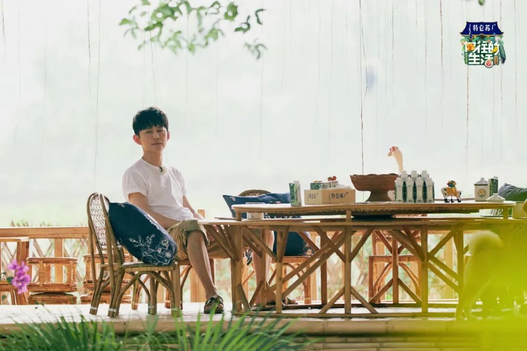 蔡徐坤成纪梵希彩妆代言人，《少年的你》成金像奖最大赢家…