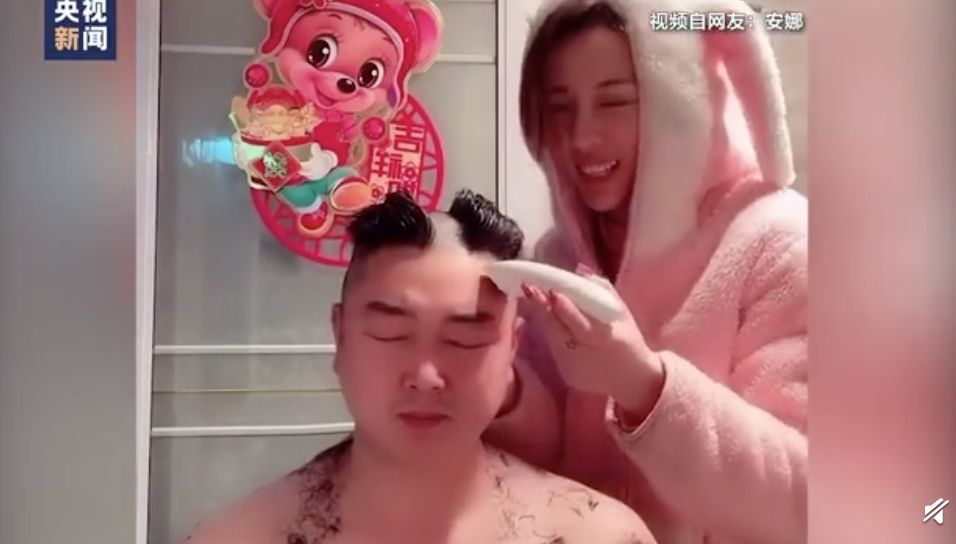 女性自己在家剪头发视频,中年妇女自己在家剪头发