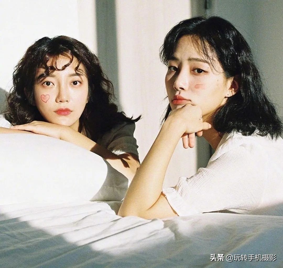 室内泳池闺蜜拍照姿势,多个闺蜜拍照姿势大全