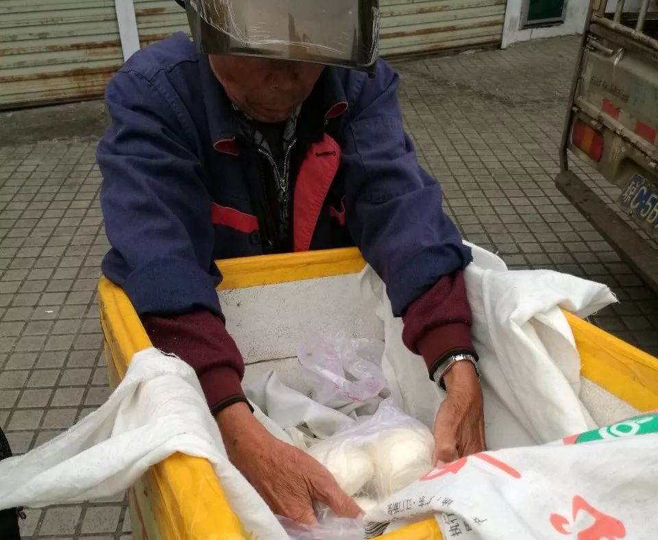 开封一个老人卖饼挣了六套房子,河南农民海口卖馒头