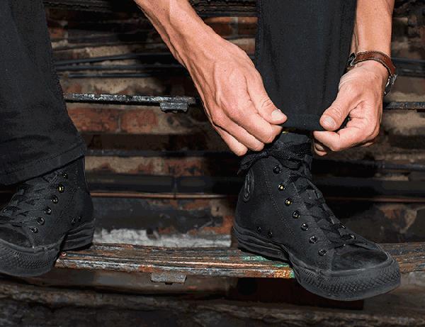 牛仔裤卷裤脚的做法,牛仔裤高帮鞋怎么卷裤脚