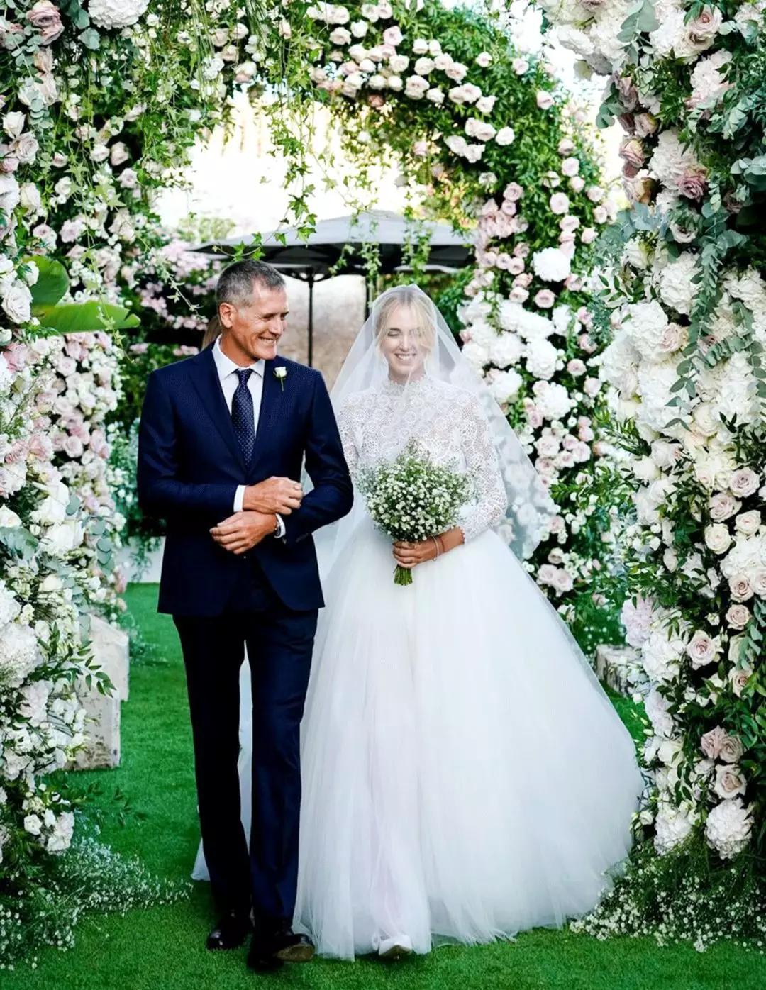 适合新娘结婚当天穿的便装内搭,2020最流行新娘衣服搭配