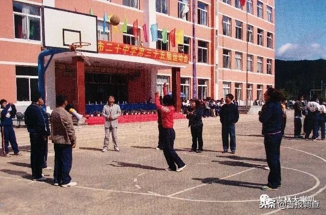 中学校园足球比赛喜报,通化市胜利小学足球赛