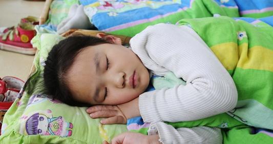 小孩老是蹬被子嫌热是怎么回事,宝宝睡觉脚心热蹬被子什么原因