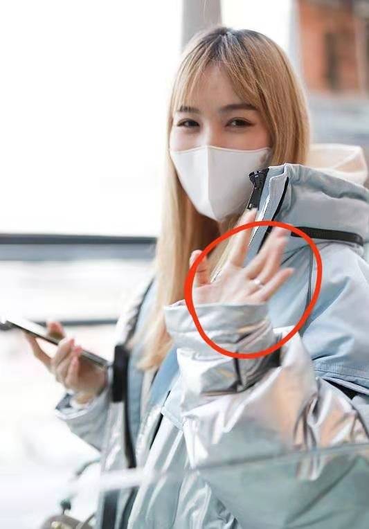 马蓉白色西装造型,马蓉惊艳亮相图片