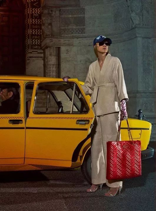 今年流行什么款式的女士大包 (今年流行的超级大包)