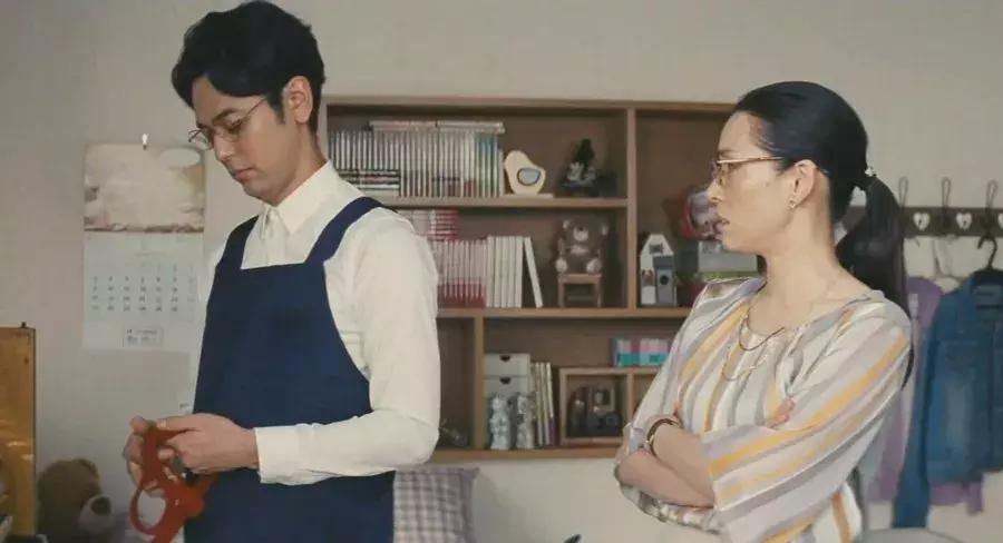 女星与儿子同床15年，12岁才断奶：“连体婴式”育儿，毁掉三代人