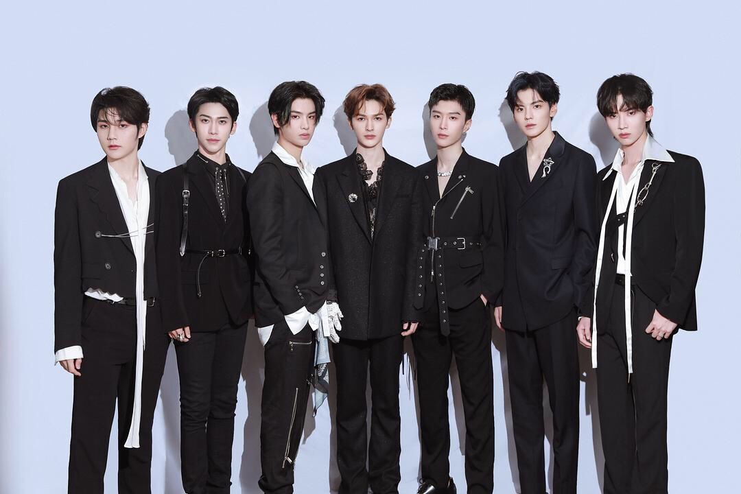 《姐姐》成团夜风波不断！李权哲发博内涵队友，万茜李斯被指抱团