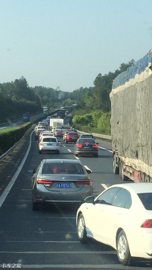 撞倒停放的摩托车走掉算逃逸吗,撞东西肇事逃逸处罚标准