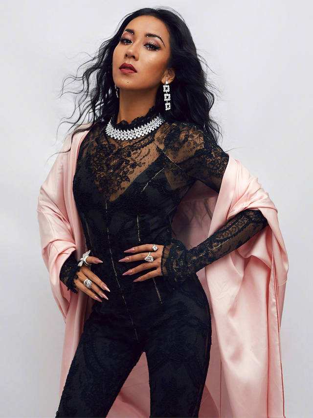 皮肤黑的女神们，一般都用这5个搭配窍门，皮肤透亮气质优雅