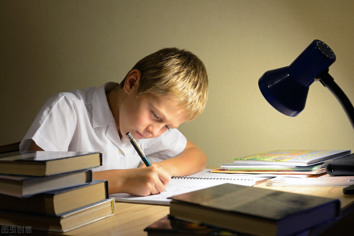 孩子学习拖拉爱磨蹭?别再一直催了,父母需要了解背后的3个原因