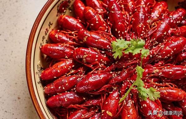 小龙虾配啤酒会引起痛风吗,小龙虾配啤酒会结石吗