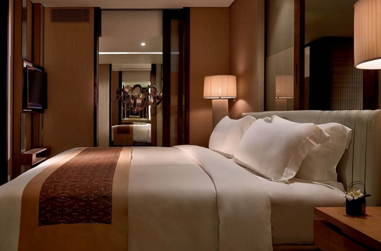 酒店为什么要在床尾铺上一层布,为什么酒店保洁每天都要打扫房间