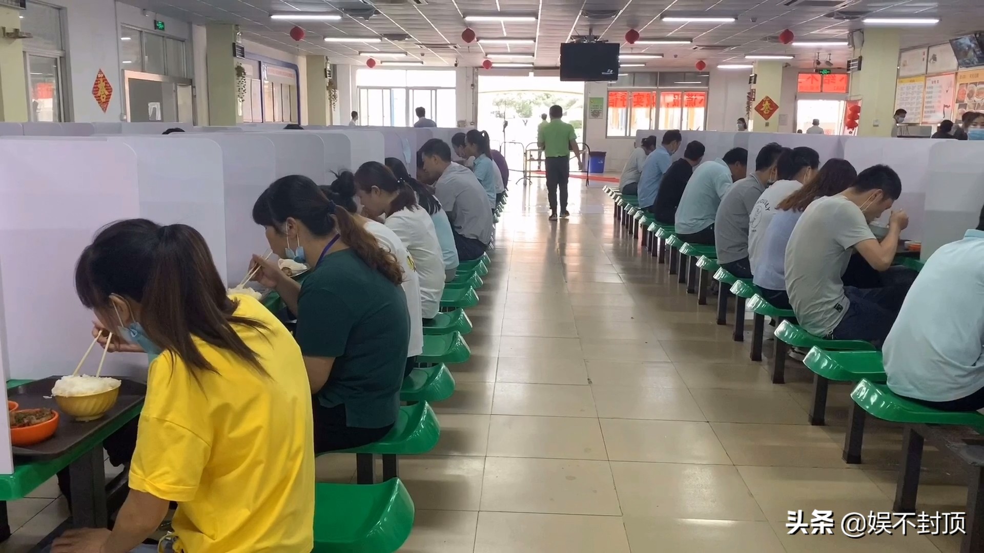 工厂工资8000得加班多少小时,电子厂每天加班10点工资6000