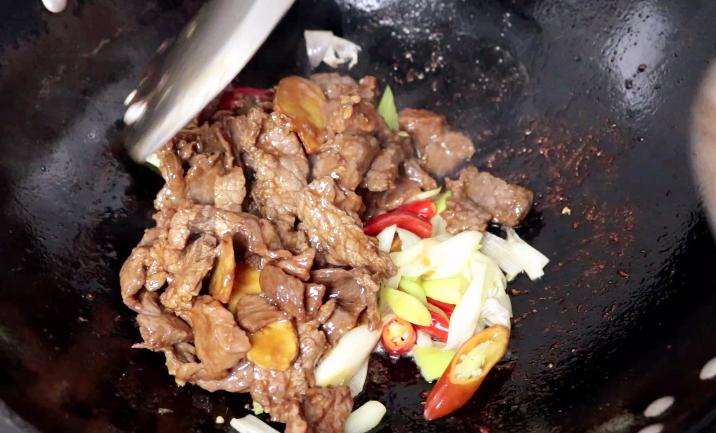 爆炒牛肉怎么炒又嫩又好吃,炒牛肉用牛肉的哪个部位的肉最好