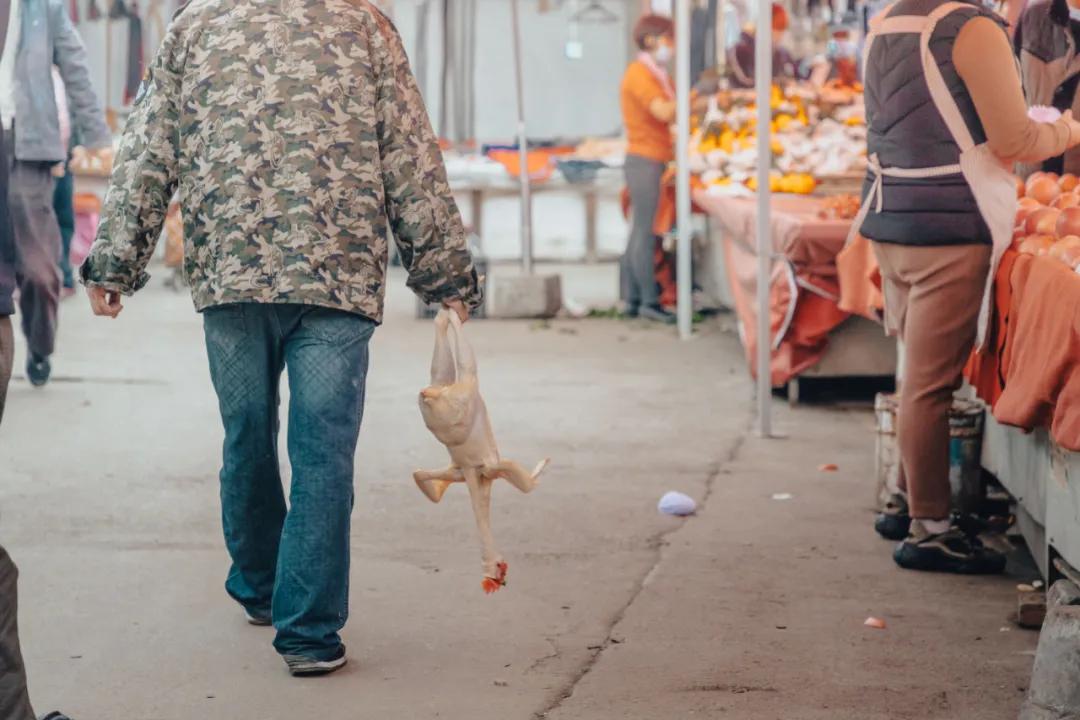 沙河边的野生菜市，是成都嬢嬢的狂欢现场