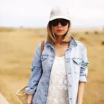 秋天换季内搭怎么选?选对一款白色打底衫,轻松承包多款造型