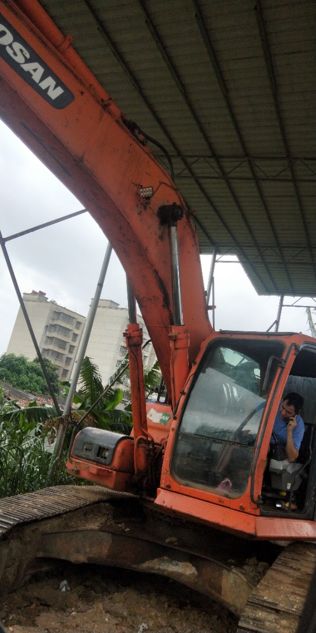 挖机小臂工作掉转速严重怎么回事,柳工挖机小臂掉臂严重