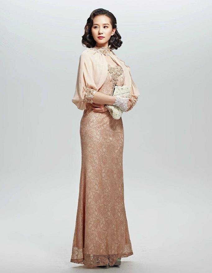 刘诗诗和她妈妈的气质也太好了，旗袍造型显身段，看着就很高级